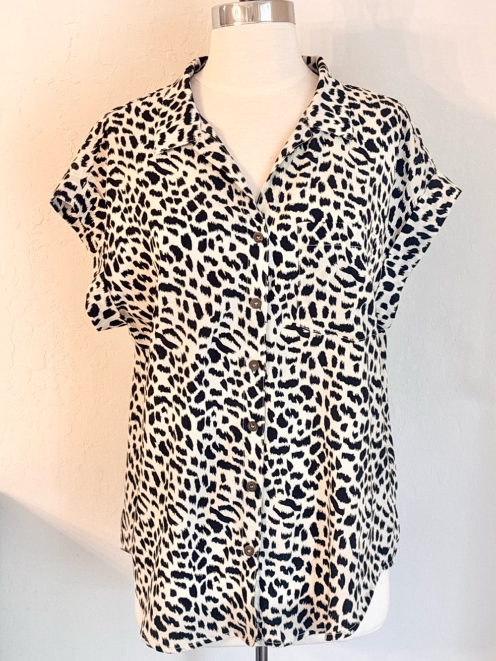 Umgee Short Sleeve Button Down Pocket Front Brushstroke Print Top Ivory Black, M